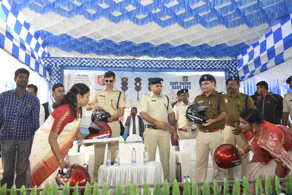 JangipurPolice's tweet photo. #SafeDriveSaveLife
#AwarenessIsTheKeyOfSafety
#SafeDriveSaveLife
#WestBengalPolice4U
#RoadSafety https://t.co/8fOJasxRat