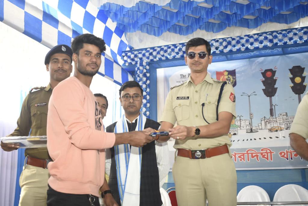 JangipurPolice's tweet photo. #SafeDriveSaveLife
#AwarenessIsTheKeyOfSafety
#SafeDriveSaveLife
#WestBengalPolice4U
#RoadSafety https://t.co/8fOJasxRat