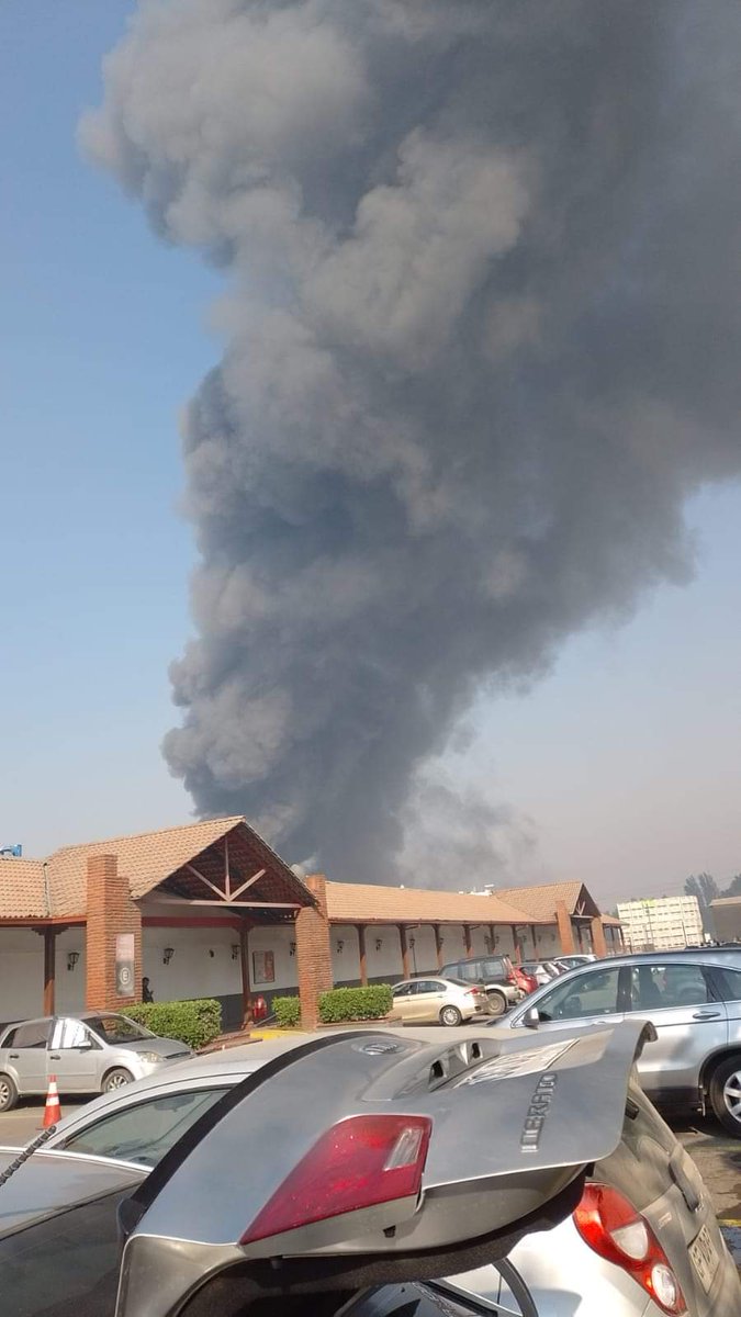 Procedimiento de Bomberos <a href="/cbsanbernardo/">Bomberos San Bernardo - El Bosque -Calera de Tango</a> en Incendio en Frigorífico FRUTANGO ubicado en Manuel Castillo, en la comuna de Calera de Tango, personal esta siendo evacuado. <a href="/biobio/">BioBioChile</a> <a href="/fdo2000/">IEC-180 CONTROL STGO</a> <a href="/BomberosdeChile/">Bomberos de Chile</a> <a href="/chile_accidente/">Accidente Chile</a> <a href="/bayron_lopez01/">Bayron López</a> <a href="/CA3EHH/">Lalo_Emergencias 🚒🚒⚽⚽</a> <a href="/adnradiochile/">Radio ADN</a> <a href="/TTISantiago/">TransporteInforma Región Metropolitana De Santiago</a>
