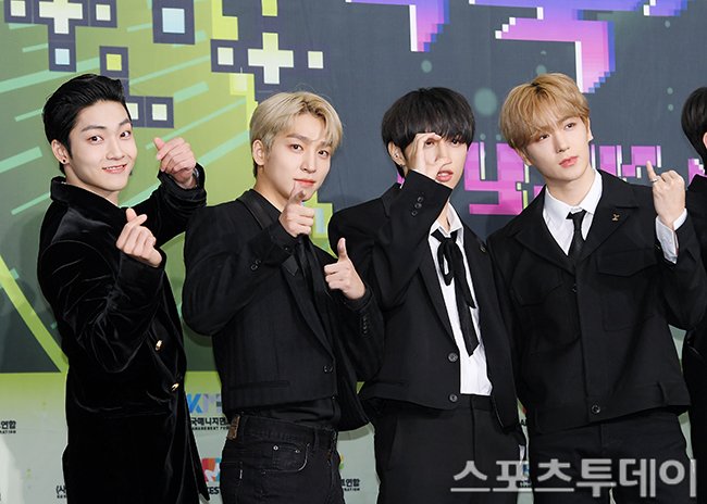 leaderyeons's tweet photo. this article mistook sangyeon as eric... 🤣🤣🤣🤣 

both are blond so kinda understandable 🤣🤣 https://t.co/QNWt5Mi2Jv