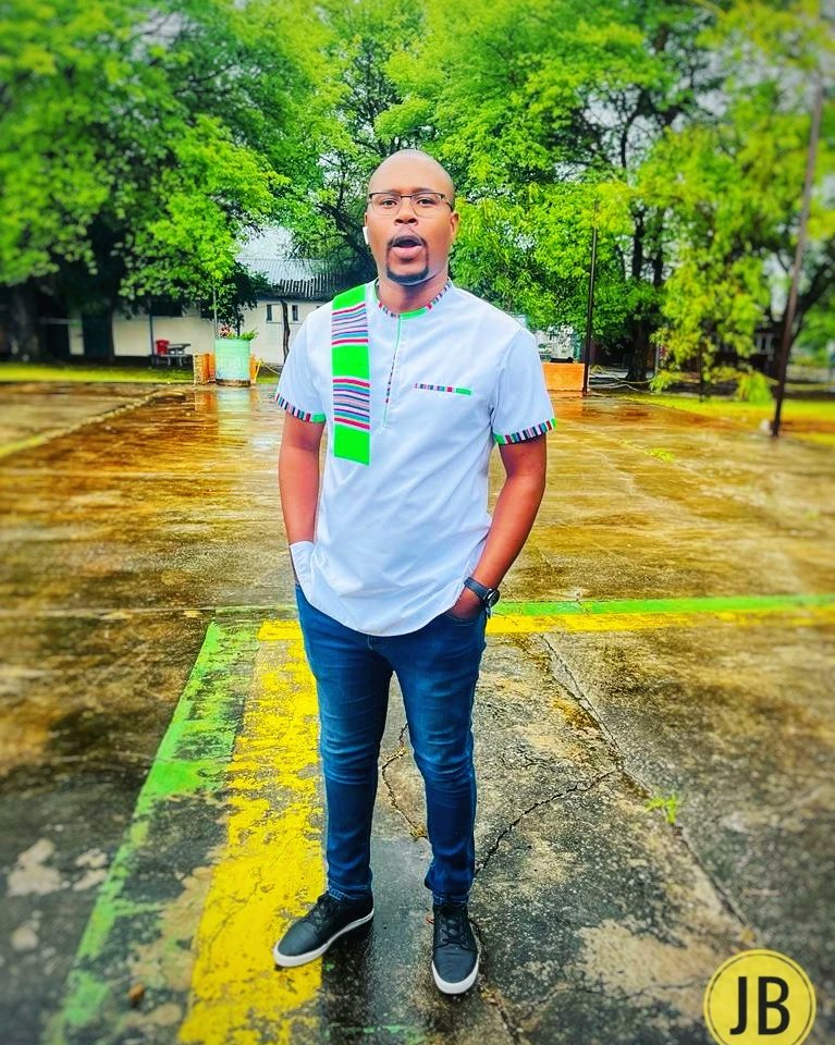 Jacquel64169376's tweet photo. Another one ❤️🕺💃😍 Happy client looking absolutely fabulous &amp; dapper 🔥🔥❤️❤️❤️ rocking his Ven Trad. Shirt dressed by JB🕺😎 #jbadane Thank you for the support ❤️. Also if you want to look just as cool, feel free to DM for orders 😜💃💃🙌. 

#africanfashion #venda #design https://t.co/LFuphBHiiu