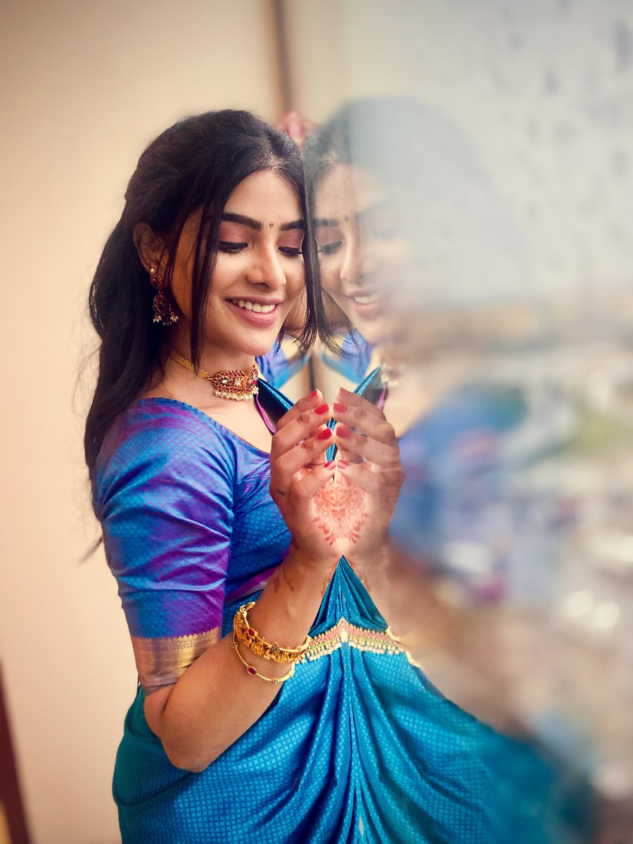 Draped in beautiful sari, actress #PavithraLakshmi shines gracefully with resplendent looks in her latest photoshoot. @itspavitralaksh @UVCommunication