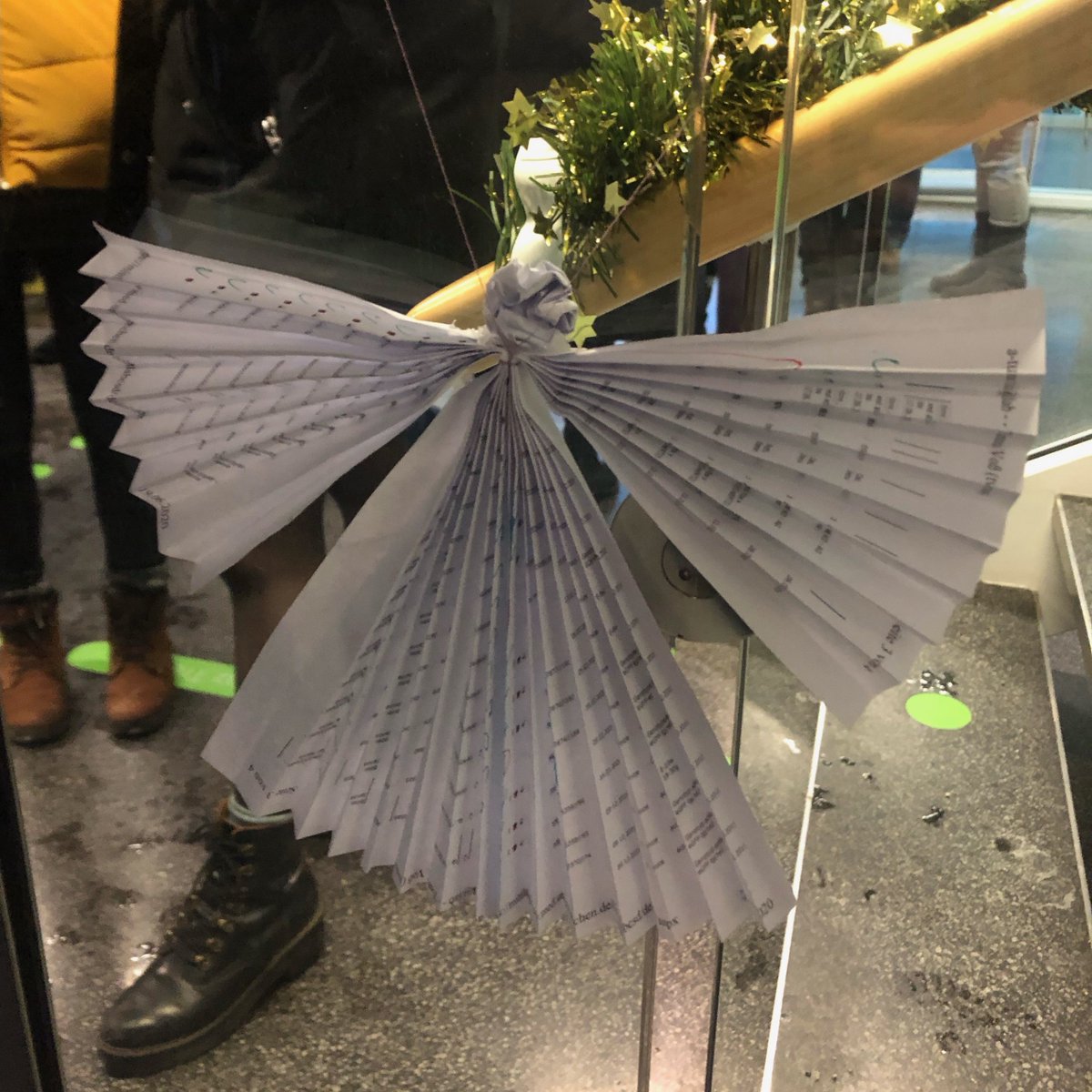 CSDsustainable's tweet image. 👇Creative tips to decorate your institute more sustainably:
1. 📰Reuse paper from the recycling bin to make stars, snowflakes, angels etc.
2. 🎁Reuse boxes from deliveries and wrap them in gift wrap
3. 🧑‍🤝‍🧑Ask all your colleagues to donate or lend out something!
✨Happy Holidays!