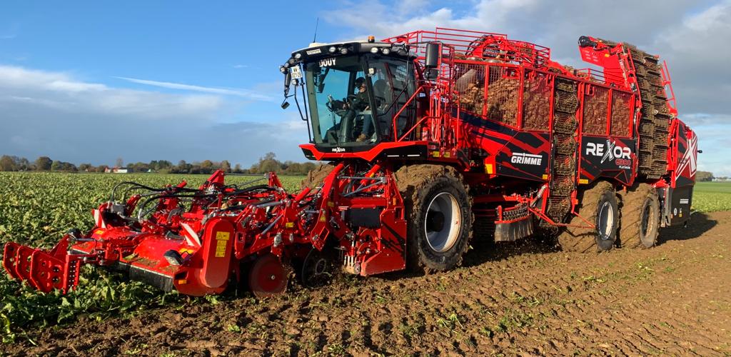 GRIMMEGroup's tweet photo. #GRIMMEworldwide 
Impressions of the 2022 beet campaign from France 🇫🇷
#GRIMME #GRIMMEGroup #REXOR #sugarbeet  #beetharvest #beet #harvester #beetharvester #agriculture #france #Frankreich https://t.co/kjwE83M7KH