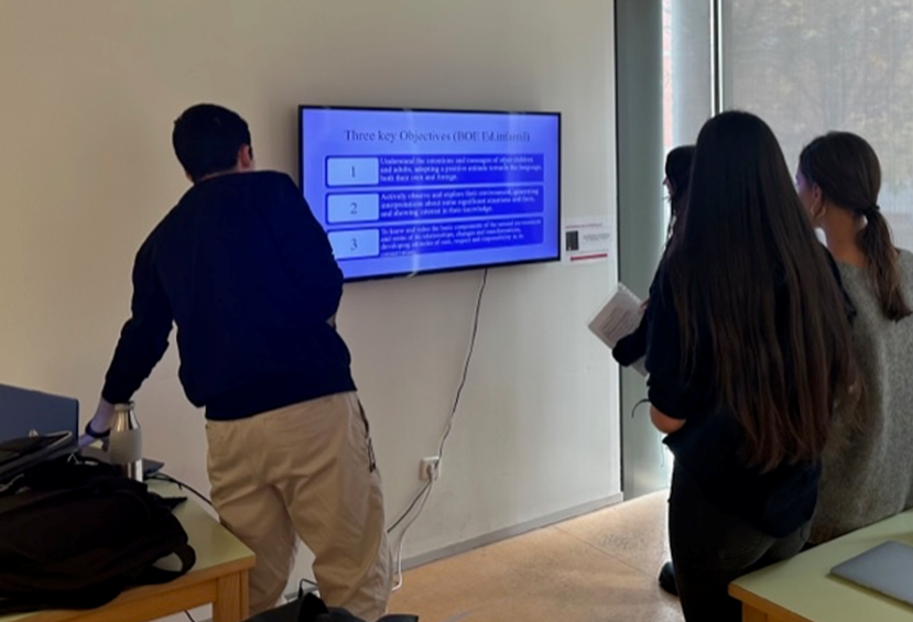 BURJC's tweet photo. "Cuarta pared", la nueva sala que ofrece la Biblioteca del campus de Madrid para ensayar presentaciones de trabajos de clase, TFG o TFM está siendo un éxito. ¡No te olvides de hacer tu reserva! #burjc https://t.co/JiCJEz4oob
