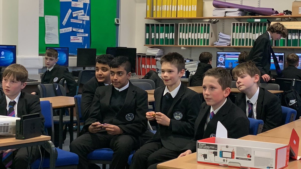 Ella has gone with Santa collecting presents which have dropped from his sleigh <a href="/dressCodeHQ/">dressCode</a> #EduTwitter  #ChooseComputingScience The #meowbit using <a href="/MSMakeCode/">Microsoft MakeCode</a> is a popular choice! Boys just want to continue with Esports tournament 😔