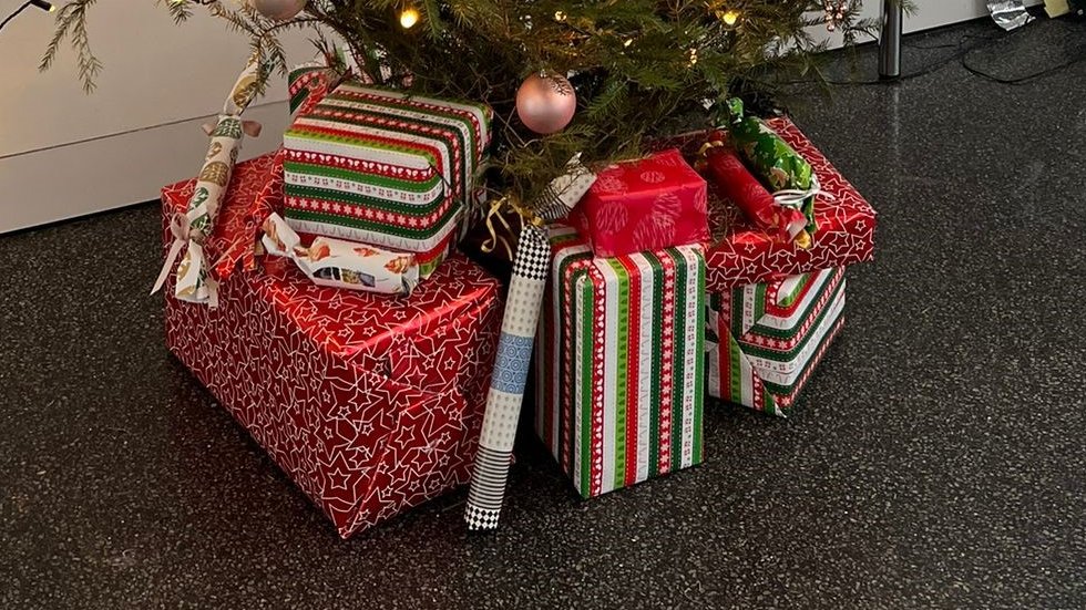 CSDsustainable's tweet image. 👇Creative tips to decorate your institute more sustainably:
1. 📰Reuse paper from the recycling bin to make stars, snowflakes, angels etc.
2. 🎁Reuse boxes from deliveries and wrap them in gift wrap
3. 🧑‍🤝‍🧑Ask all your colleagues to donate or lend out something!
✨Happy Holidays!