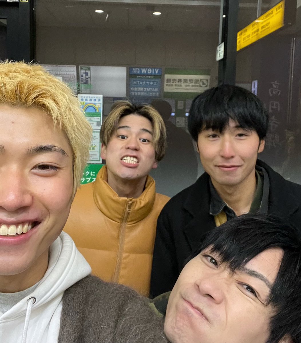 高円寺ストリートライブ、無事終了！！
ありがとうございました！！
左から、たいじゅん、髙橋龍、植田、じゅんぺい。
<a href="/Boardwalk2421/">BOARDWALK／ホソヤ兄弟</a> @MaoyUdadada 
#22歳年上
#え？