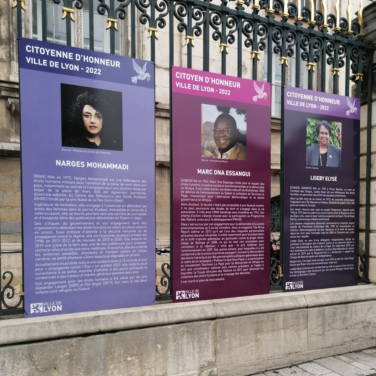 🟢Les portraits des défenseurs et défenseures des #droitshumains qui ont obtenu la #citoyenneté d'honneur de la Ville de #Lyon sont affichés en face de l'Hôtel de Ville. Parmi ces portraits, celui de Marc Ona Essangui, président de Tournons La Page⬇️
<a href="/onamarc/">Marc ONA ESSANGUI</a> <a href="/villedelyon/">Ville de Lyon</a>