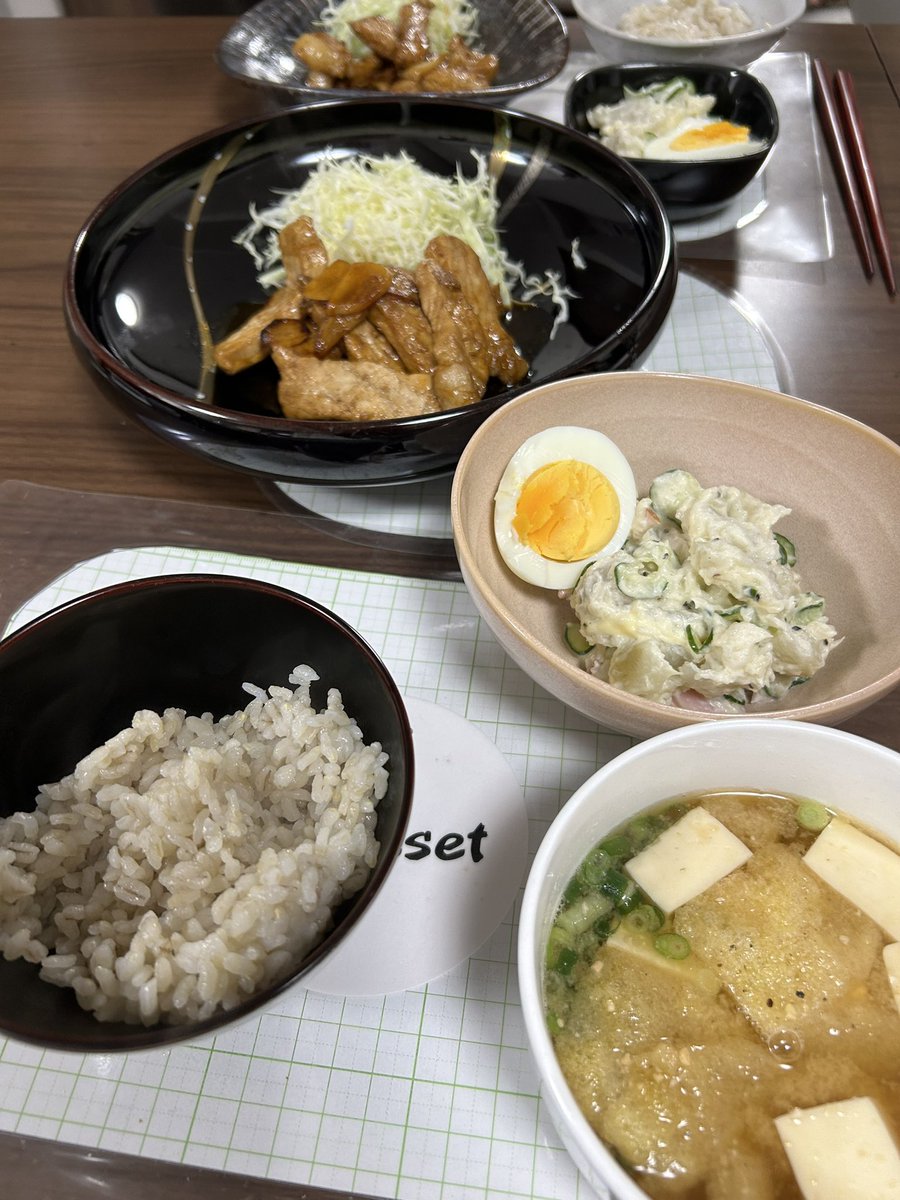 naka_170's tweet photo. 今日は‼️
トンテキ❤️
そして菊芋のポテトサラダ💕
めちゃくちゃ美味しいやん😄
アッサリして食べやすい💕
菊芋最高です❤️
#和食
#トンテキ
#菊芋のポテサラ
#豆腐と揚げのお味噌汁 
#中島亭のごはん 
#夜ご飯
#よるごはん https://t.co/DhGpM7LE1e