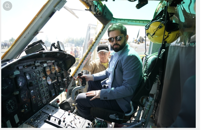 camilaemiliasv's tweet photo. Y tuvo el descaro de ir a tomarse fotos en los helicópteros para anunciar su "plan" de combate a los incendios forestales y a esta hora aún no da la cara por el desastre que tiene en el país con los incendios. Todo improvisado, todo negligente #AlertaRoja https://t.co/obnTPLUseP