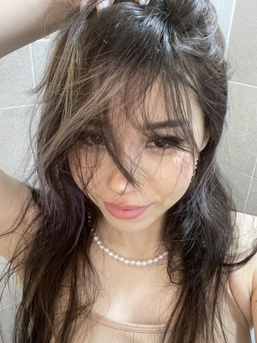 ivyowowo's tweet photo. wanna watch anime with this hot mess? https://t.co/CgjK3eA7a1