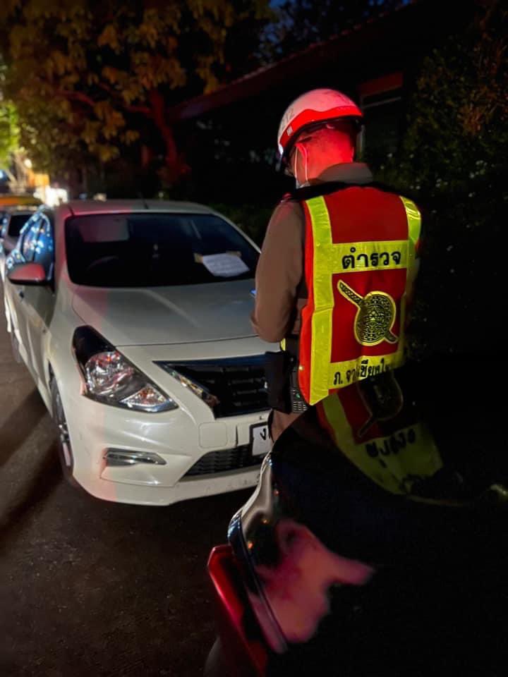 อย่าจอดรถขวางหน้าประตูบ้านคนอื่น