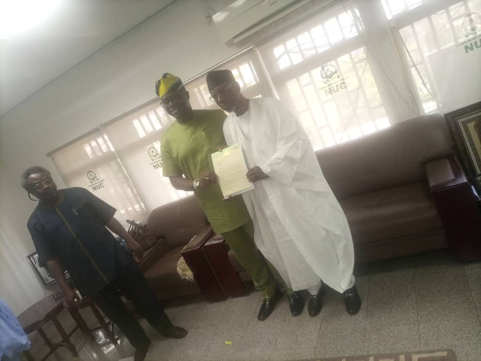 PrincekoladeB's tweet photo. #GSMeffect 

The people's Governor. Seyi Makinde FNSE Receiving Certificate of Accreditation for Emmanuel Alayande University in Abuja!

#seyibayolekansi #omituntun2_0
#Aregbe #Osun #portable #Adeleke #Asake #Oyetola @seyimakinde @darekingo @_AkeemOlatunji @OfficialPDPNig https://t.co/7DOMBFsLJk