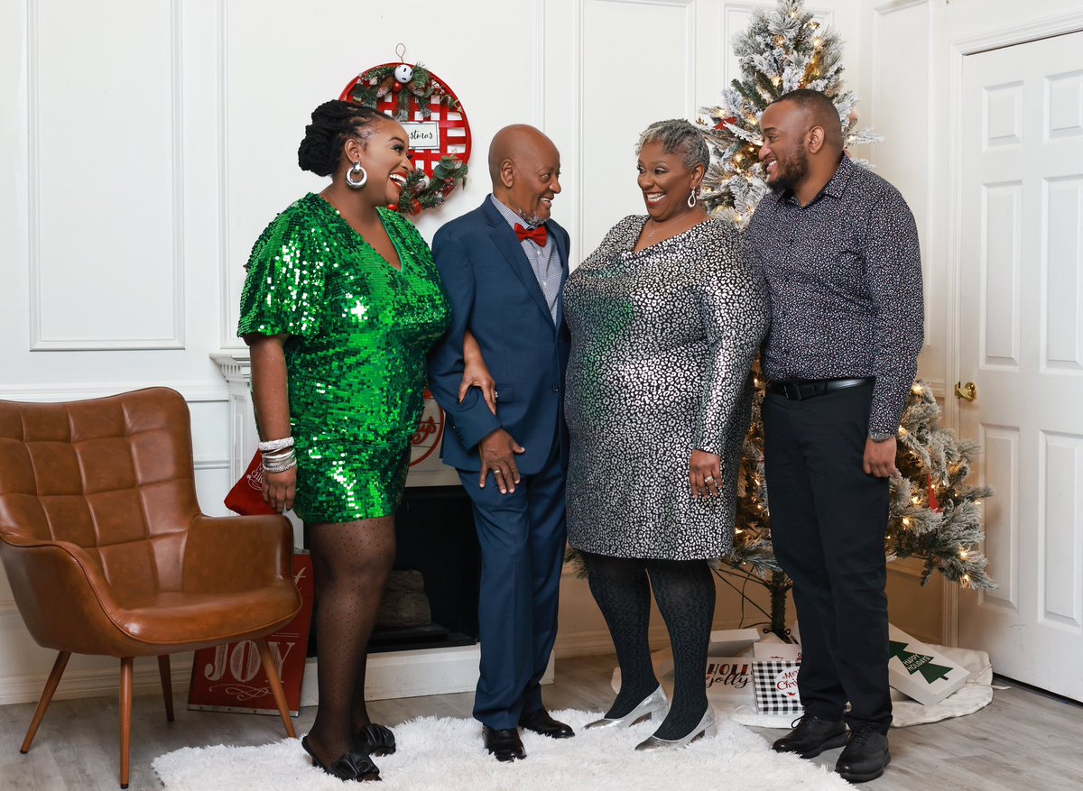 StylingPurpose's tweet image. Be happy. Be bright. Be you.🎄✨🤩

We love holiday fashion. How about you? 

#StylingPurpose #MyEyeonFashion #WardrobeStylist #howtostyle #whattowear #happyholidays #tistheseason #holidaystyle #holidayfashion #holidayseason #familystyle #familypics #holidayflair #ootd #linkinbio