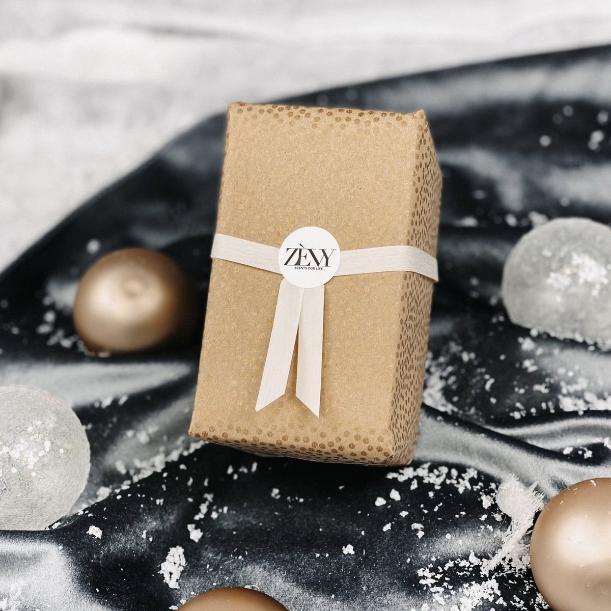Zevy_nl's tweet photo. ⭐️ KERSTCADEAU IN STIJL ⭐️ 
Omdat december zo'n feestelijke maand is, pakken we jouw bestelling graag voor je in! In onze stijlvolle verpakking steelt jouw cadeau zeker de show onder de boom. 😍
 
Shop nu: https://t.co/9nGOJJPBSN https://t.co/HB4yCJm8c7