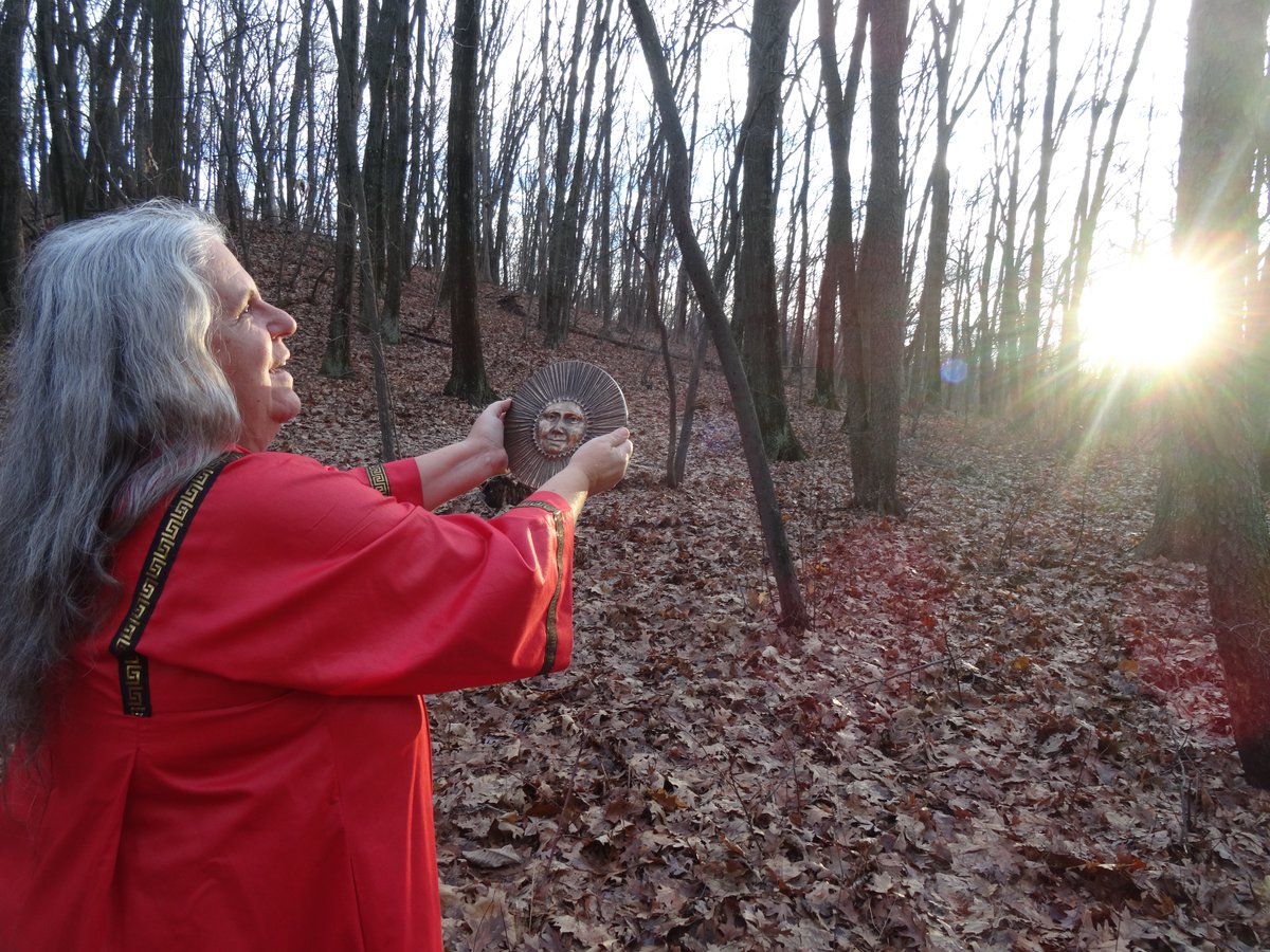 Selena_Fox's tweet photo. Bright Blessings of #Solstice time! Here are 13 Ways to Celebrate #WinterSolstice: https://t.co/FL77FUxDP7 #WinterSolstice2022 #Saturnalia #Brumalia #MidWinter #Yuletide #Yule #YuleFestival https://t.co/6gssQGnBZq
