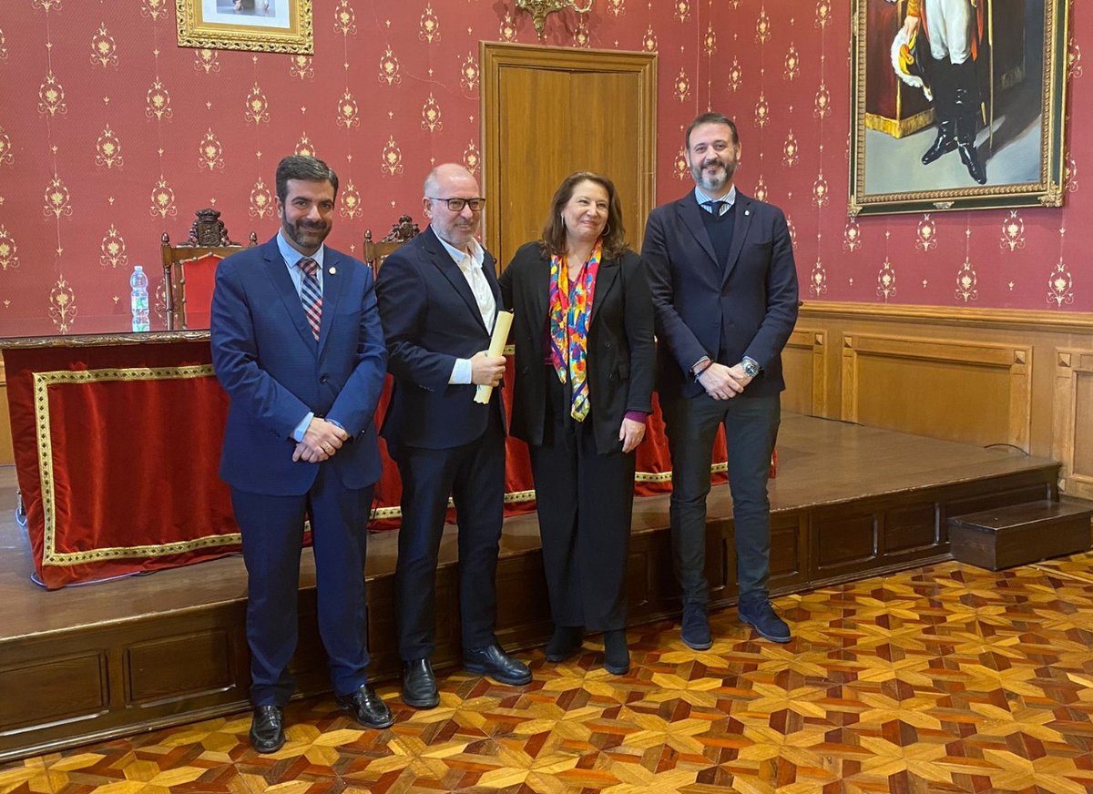AgriculturAnd's tweet photo. ✅@AndaluciaJunta hace entrega de 8,2 millones de euros en #subvenciones a 10 #OPFH de #Granada

🫑 @CarmenCrespoPP destaca que estas ayudas generan 16,4 millones de euros de volumen de negocio y contribuyen a implantar una mayor innovación en el sector

🌐https://t.co/wkefchB4gA https://t.co/7JqtRdkBq1