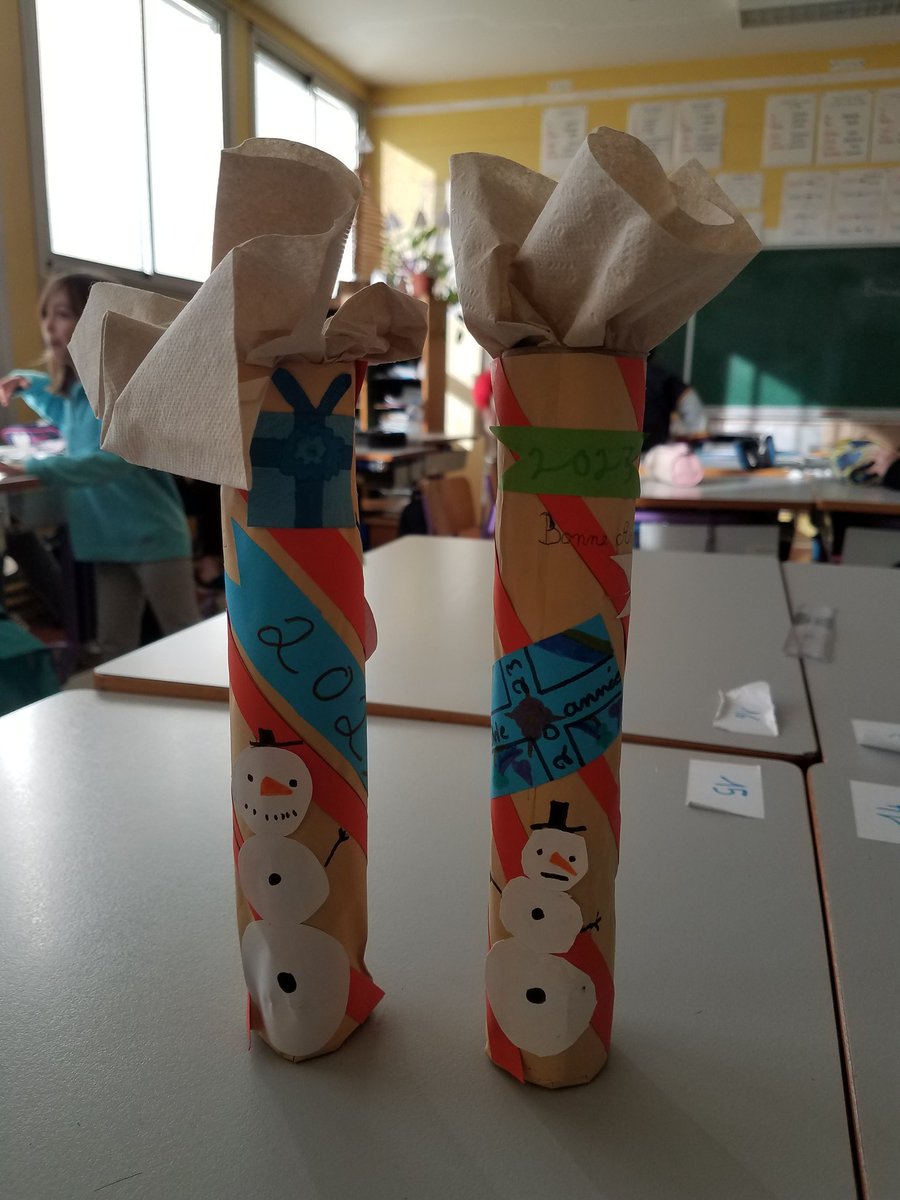 CMRenoux's tweet photo. #DefiTwitt #Defi2 Nous avons terminé nos cartes de voeux et réalisé le défi n°2. Elles partent demain vers les 2 classes concernées, une en Bretagne, l'autre dans l'Aude. https://t.co/4vCW44rIsy