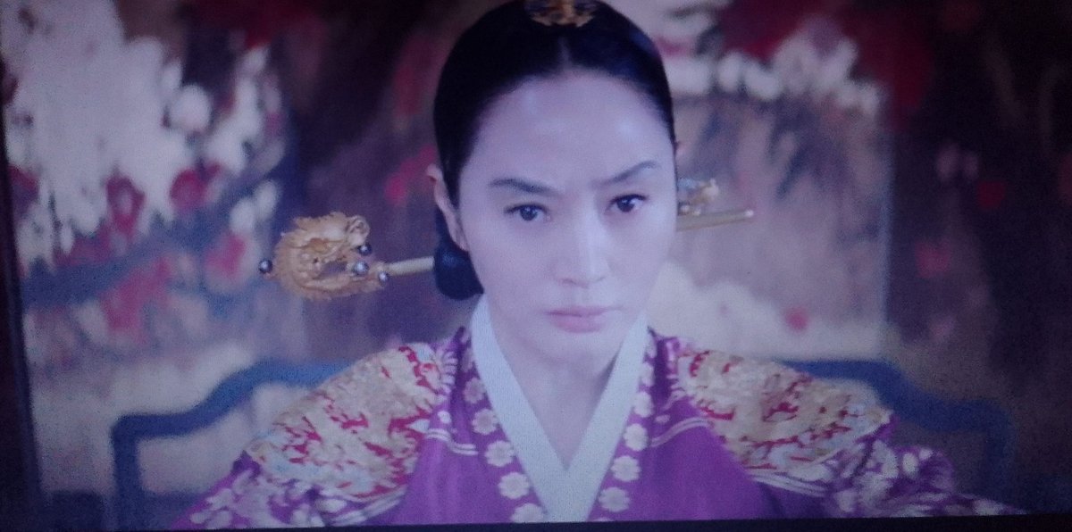AidaRadar's tweet photo. Sejak nonton Gi-ja Park di Drakor Style, sudah langsung jadi fan Kim Hye-so. Malam ini kelar nonton #UnderTheQueensUmbrella Paling sukak karakter Ratu yang mirip dengan Gi-ja Park. Apalagi gaya angkat kening sebelah dan buka kipas di video. 🤓
Kim Hye-so memang jjang! 😍👍 https://t.co/IbkfqaUSqk