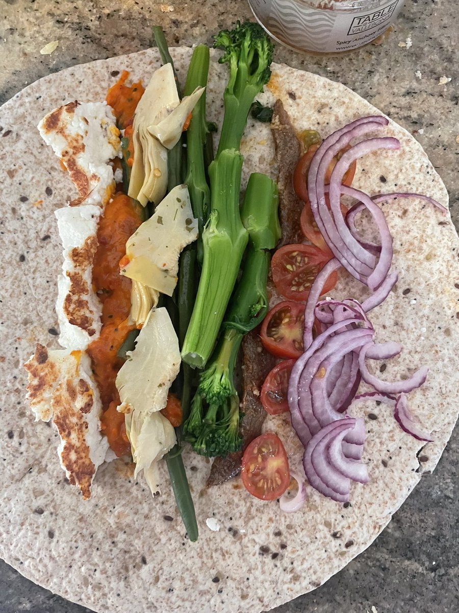 joemuggs's tweet photo. Very much not vegan, a bit Greek tho: broccoli, green beans, artichoke hearts, grilled manouri, red pepper paste, spicy anchovies, toms, onion, hot sauce 🇬🇷 👌🏻 #wrapgame #παιχνίδιπεριτύλιξης https://t.co/su3eOl5s1j