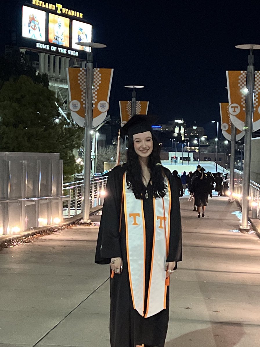 AprilCh62369451's tweet photo. Congratulations Mollie! We love you! Go Vols! #UTGrad2022 https://t.co/FBB6vcHfX4