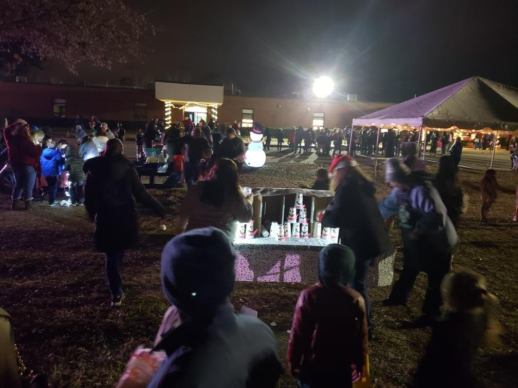 EFES_Proud's tweet photo. We had a great Winter Wonderland at EFES!! Thank you to our awesome staff and EFES community for making the night magical!! #Prideoftheherd #BuildingthebestSPS https://t.co/FwUgWrkAzV