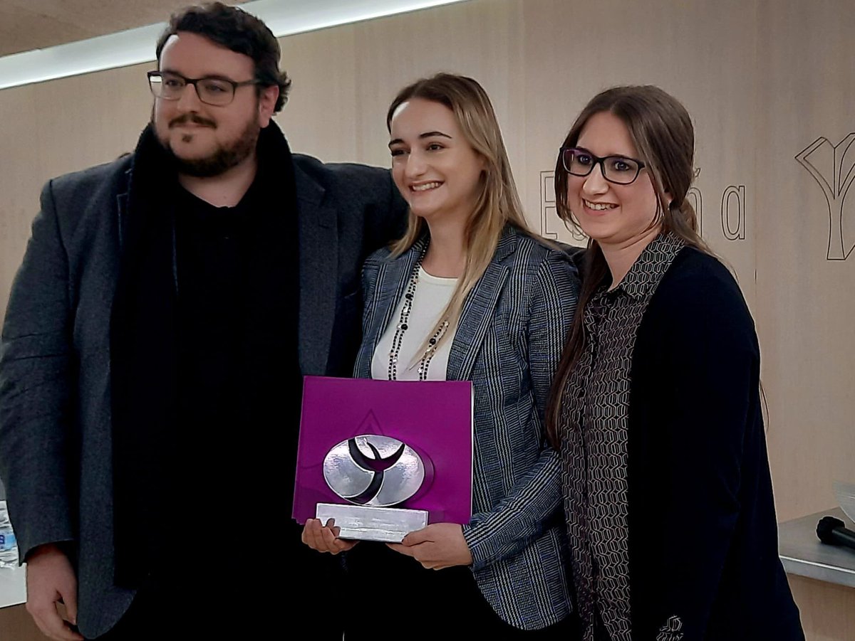 En la modalidad de Iniciativa Empresarial, el premio es para <a href="/MedeaMind/">Medea Mind</a>. Lo recoge su directora ejecutiva, Sara Zangri junto a Pablo Roca y Sara Rodríguez