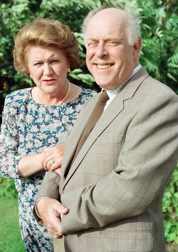 dithupa_jr's tweet photo. @NoContextBrits Keeping up Appearances https://t.co/ZTWvHye9oW