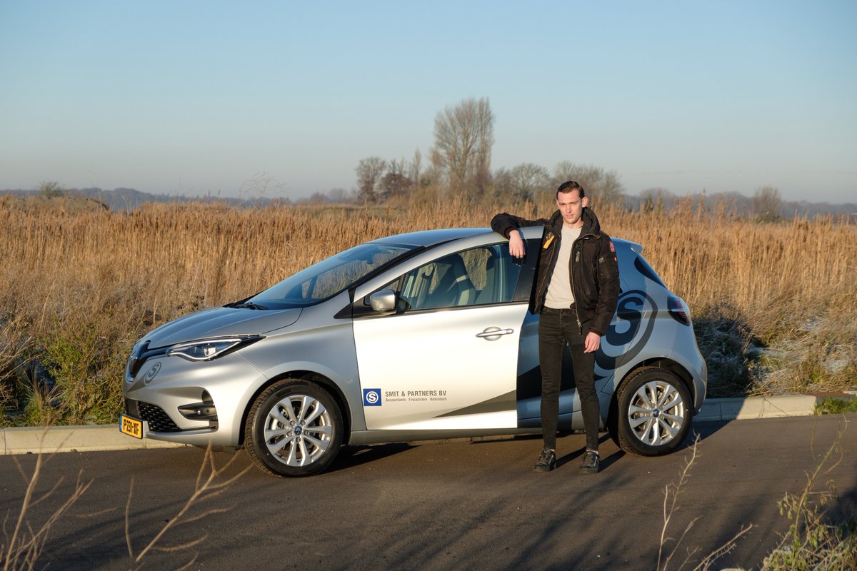 Yesss, Jesse rijdt nu ook elektrisch.
Met deze fijne en mooie auto kan hij naar klanten rijden om administratieve bijstand te verlenen.