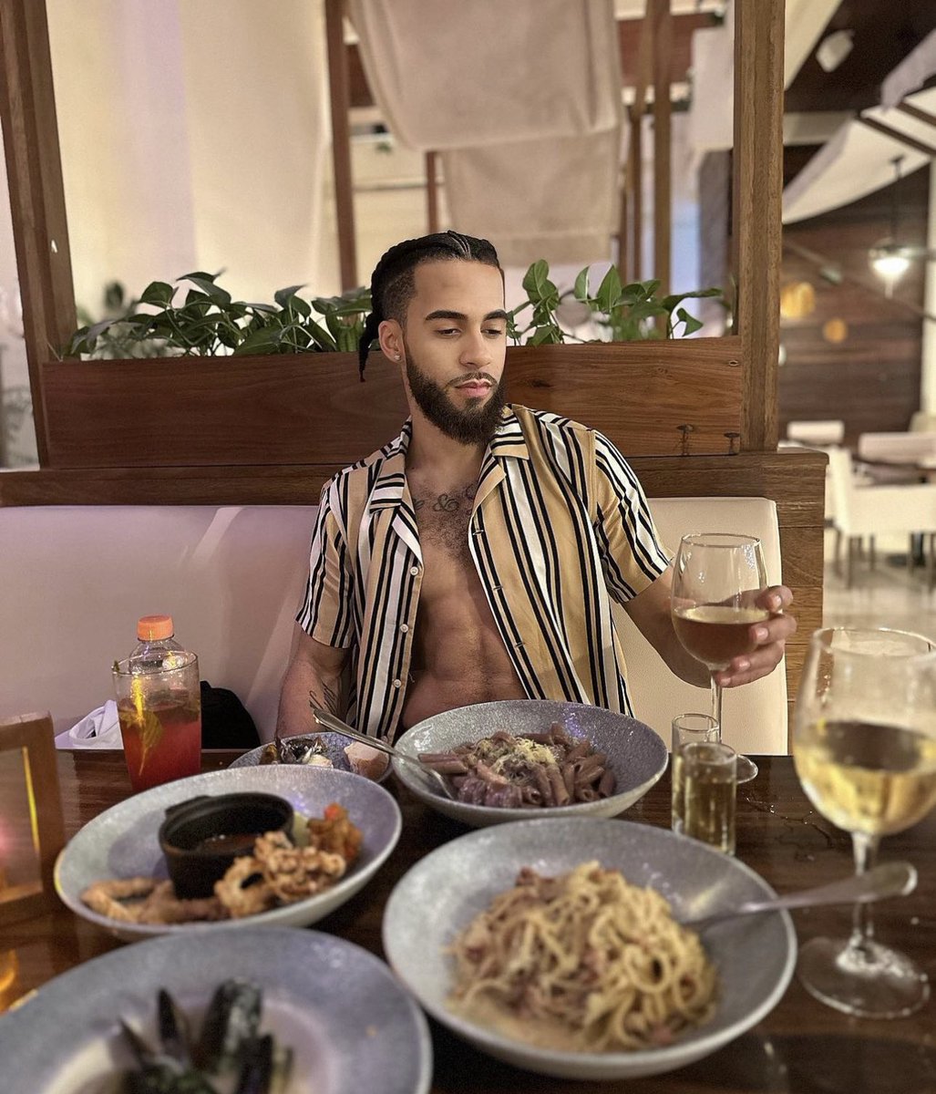 bigbagbucks's tweet photo. RICH &amp; LOYAL 🥂🍾 https://t.co/RJ3uiOKMT9