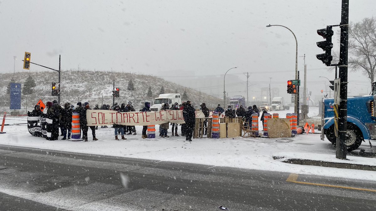 DERNIÈRE HEURE | Des manifestants en support au Wet'suwet'en entravent la circulation sur la rue Notre-Dame au croisement de la rue Viau. L’entrée du Port de Montréal est également entravée. Secteur à éviter #rcmtl