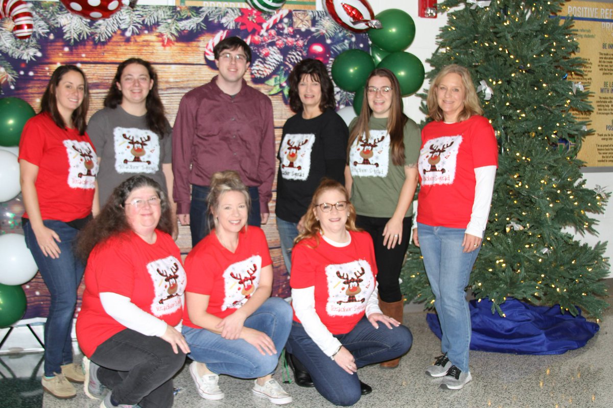 St_GeorgesTHS's tweet photo. Happy Photo Shoot Friday! #Hawklidays @ChadHarrisonSG https://t.co/pff1Lvnznw