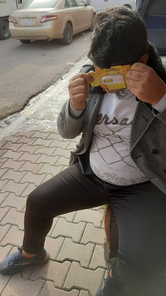 MuhamedSci's tweet photo. Day 1️⃣4️⃣2️⃣
#foldscopechallenge
I was having sandwich and this student came to have a tea. I had Foldscope in front of the desk I looked at Foldscope and it looked back to me so I said hi and started conversation with him then I moved next to him to show Foldscope. https://t.co/lGRGmgzt0u