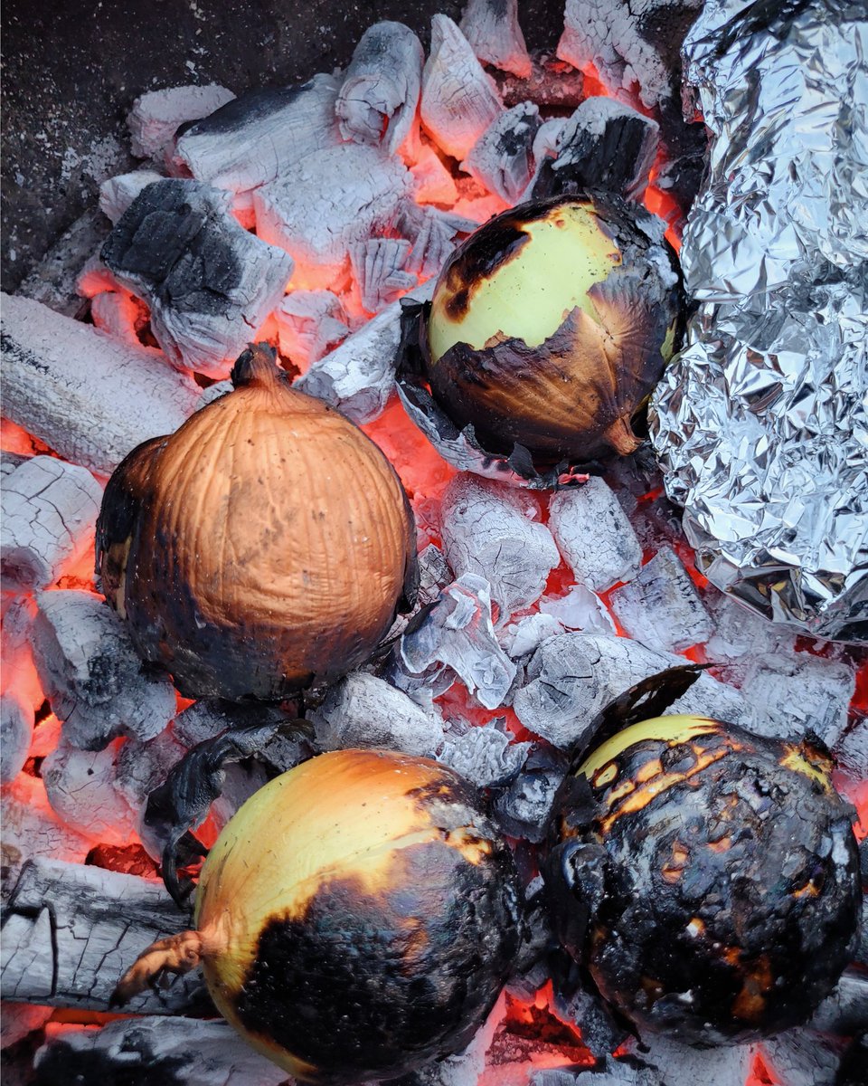 yellowbellybbq's tweet photo. Fire roasting some onions to go into a curry base.
I think this picture might look great in a frame on the kitchen wall 🤔
Cooked using Charcoal Guru
Marabu from @lol_logsonline
#firecooking #outdoorcooking #bbq #cookingwithfire #grill #grilling #barbecue #overthefirecooking https://t.co/nwXlzv6O0v