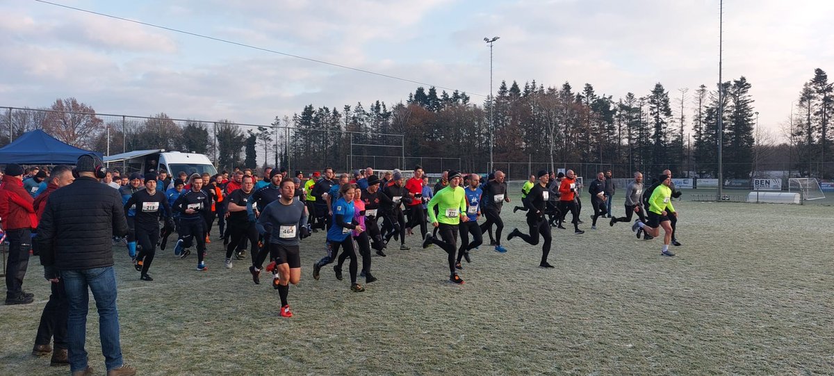 NPBactueel's tweet photo. Inmiddels een ware NPB-traditie: sportieve collega’s aanmoedigen en fruitsteun aanbieden tijdens de kerstcross van de politie-eenheid Oost-Nederland, gehouden op het terrein van VV Victoria Boys in Apeldoorn en mede georganiseerd door de Nederlandse Politie Sportbond (NSPB). https://t.co/ha7sjFkf0P