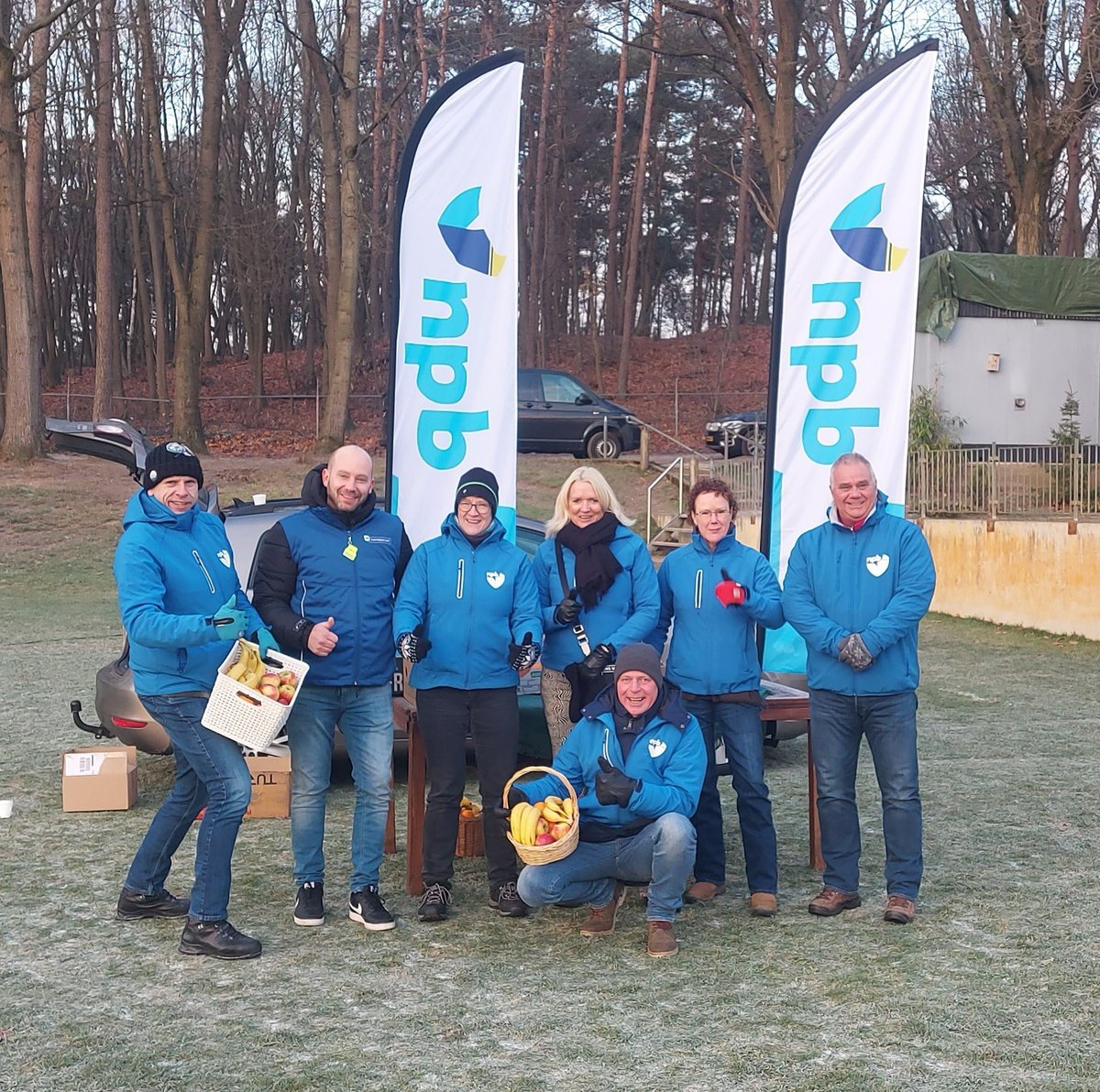 Inmiddels een ware NPB-traditie: sportieve collega’s aanmoedigen en fruitsteun aanbieden tijdens de kerstcross van de politie-eenheid Oost-Nederland, gehouden op het terrein van VV Victoria Boys in Apeldoorn en mede georganiseerd door de Nederlandse Politie Sportbond (NSPB).