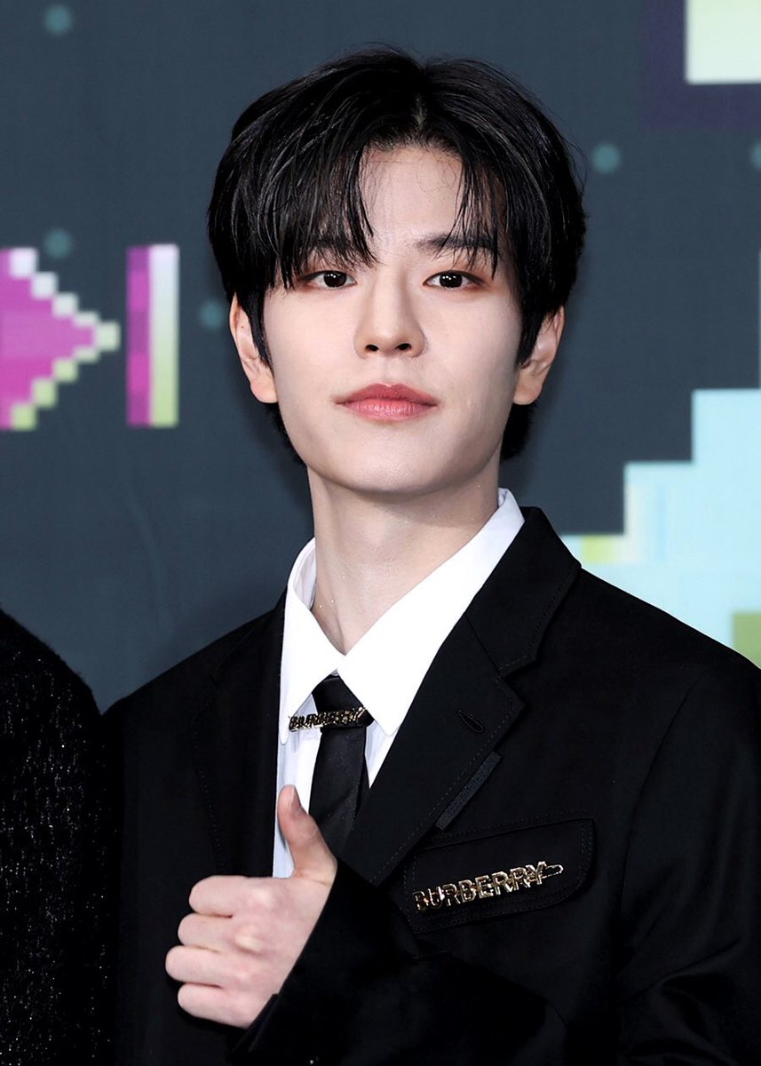 SEUNGMINSOURCE's tweet photo. #seungmin face card is insane https://t.co/r4cgxoQnEl