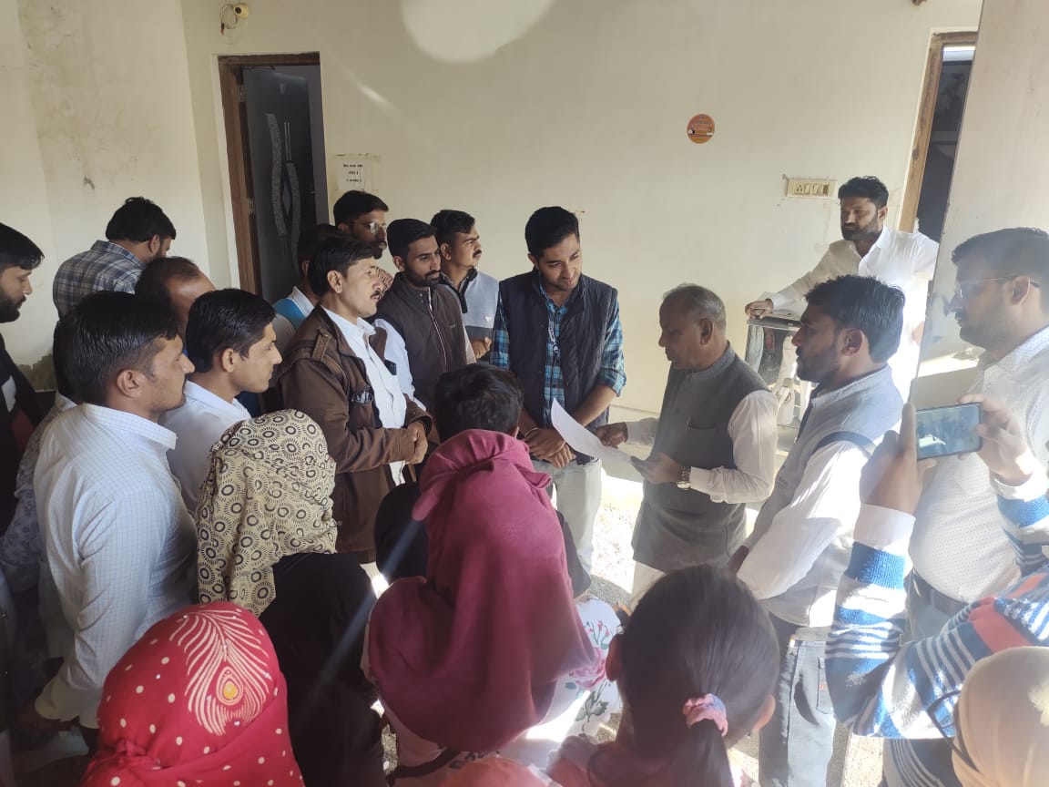ARJUNRHANSALIYA's tweet photo. राजस्थान नर्सेज यूनियन बाड़मेर ने नर्सेज भर्ती 2022 में पद बढ़ाने हेतु जिला अध्यक्ष मूलशंकर सहारन एवम मेडिकल कॉलेज अध्यक्ष भरत जाखड़ के नेतृत्व में गो सेवा आयोग अध्यक्ष एवं विधायक बाड़मेर माननीय श्री मेवाराम जैन जी और जिलाधिकारी बाड़मेर को ज्ञापन सौंपा
@RajCMO 
@plmeenaINC https://t.co/szokKFh1rE