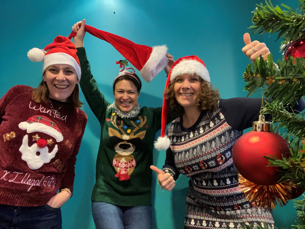 🎅 Voilà une tradition suivie avec enthousiasme et bonne humeur par l’équipe ImpriFrance et qui amène un avant-goût des festivités lumineuses et colorées de fin d’année : le pull de Noël. 🎄