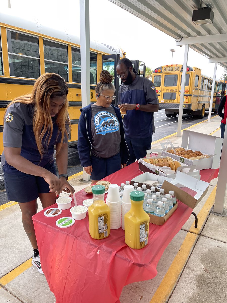 Surprised our bus drivers this morning with some Christmas cheer!! <a href="/LeeSchools/">School District of Lee County</a> #raymatweets