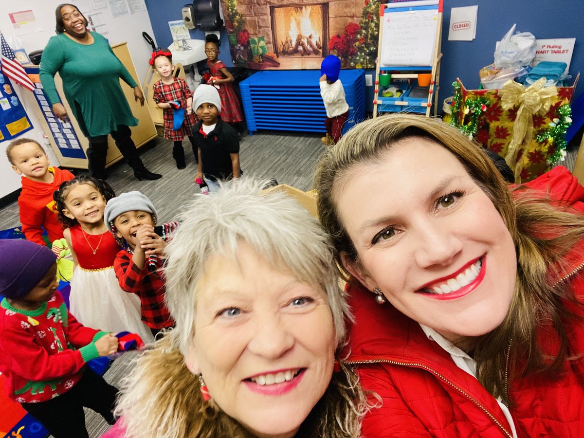 Merry Christmas 🎄 to all. I joined fellow ⁦@of_soci⁩ board members at the  KidZone holiday program in KCK to celebrate our Systems of Care Initiative youth scholars. The director stated it perfectly “SOCI is about families helping families.”