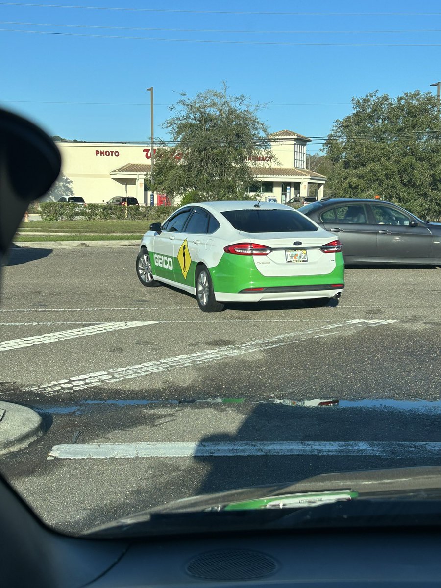 dabigguy85's tweet photo. @GEICO Great example for this insurance company as this clown passed me in a one-lane turn lane, cut off traffic, and drove the wrong way on the road to get around cars. https://t.co/55IO2vGqsQ