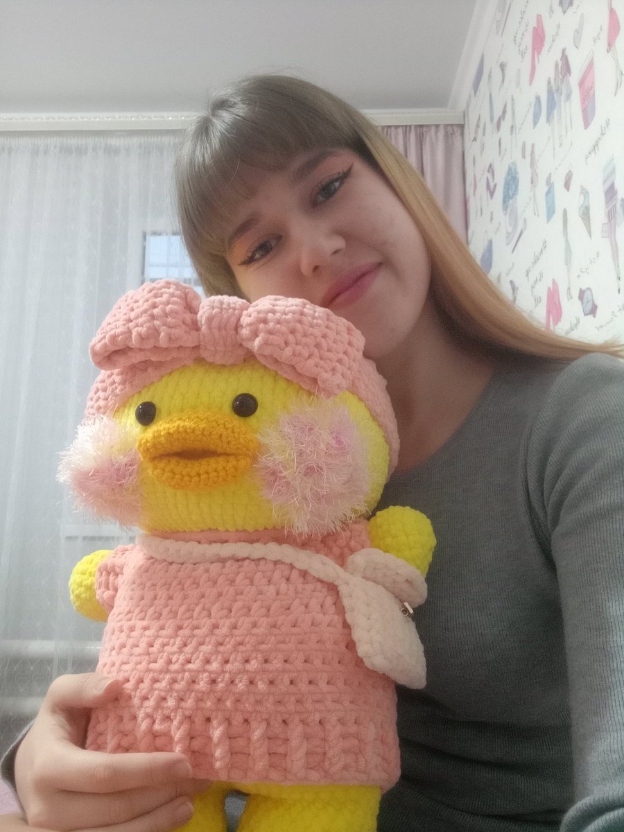 _AvOcaDo_127's tweet photo. Я конечно вовремя хвастаюсь,но всё же 
Моя сестра @coDgy_j связала мне игрушку,которую я хотела😭🤧 и подарила на моё день рождения ☹️😭💕
Знакомьтесь—уточка Бон-Бон🌸💕 https://t.co/gPxWIOHNxT