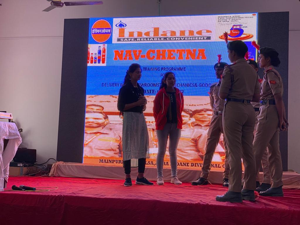 LpgIndane's tweet photo. Nav Chetna Training was conducted starting with a skit by NCC cadets about surakhsa hose use, composite cylinder and other aspects of #LPG equipment safety.
#IndiaEnrgyWeek2023 
@DirMktg_iocl 
@ioclupso2 
@AgraIOC 
@IoclAgraIDO 
@Shyamal35759390 
@akadk12 https://t.co/SeLdZoJuZX