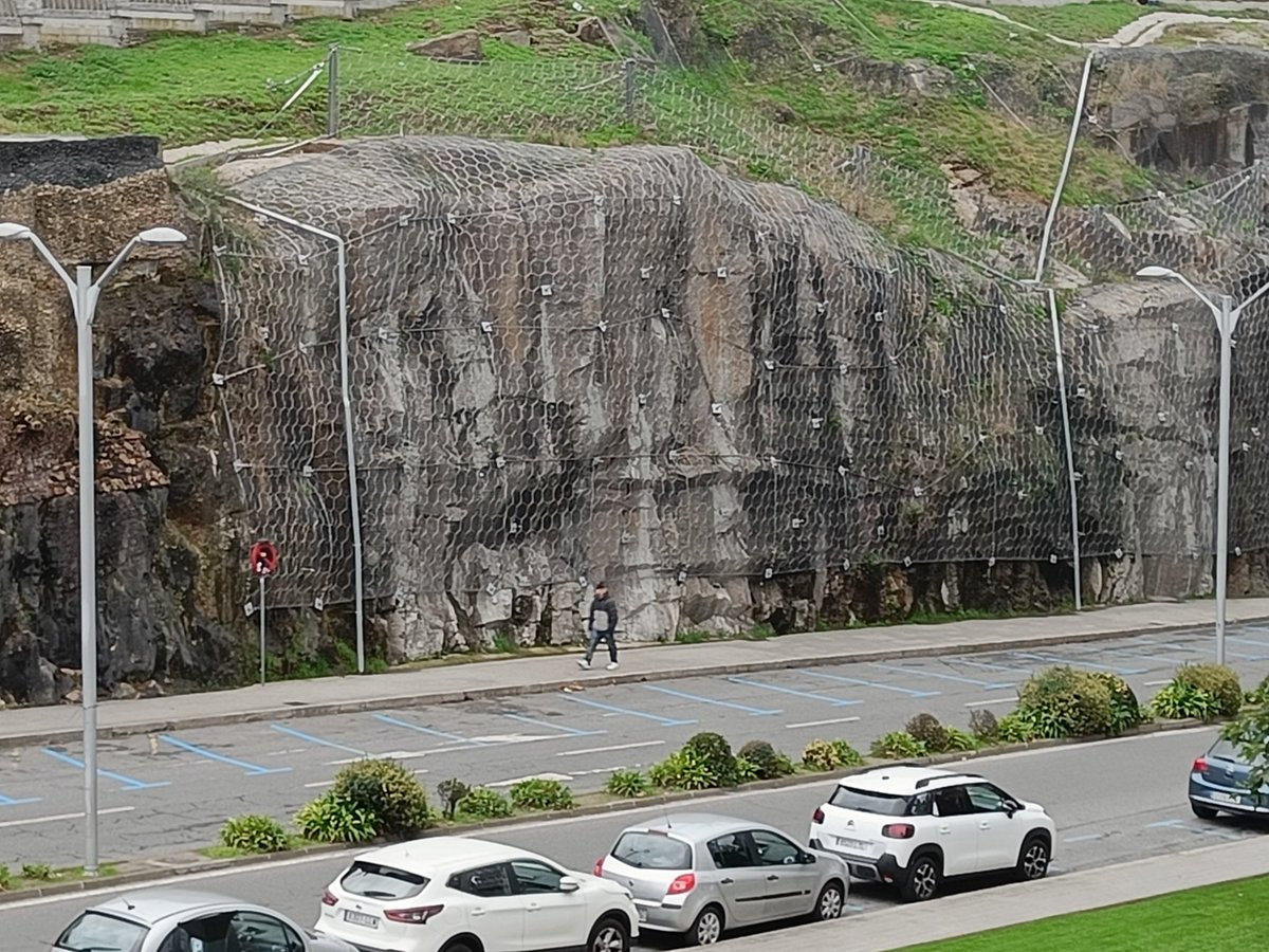 Meses eliminando plazas en una zona casi sin garajes, la última es crear plazas de aparcamiento de pago en un sitio que hasta ahora era gratuito.
No tenéis vergüenza <a href="/ConcelloCoruna/">Concello da Coruña</a>.
Ya iremos a aparcar a Culleredo.