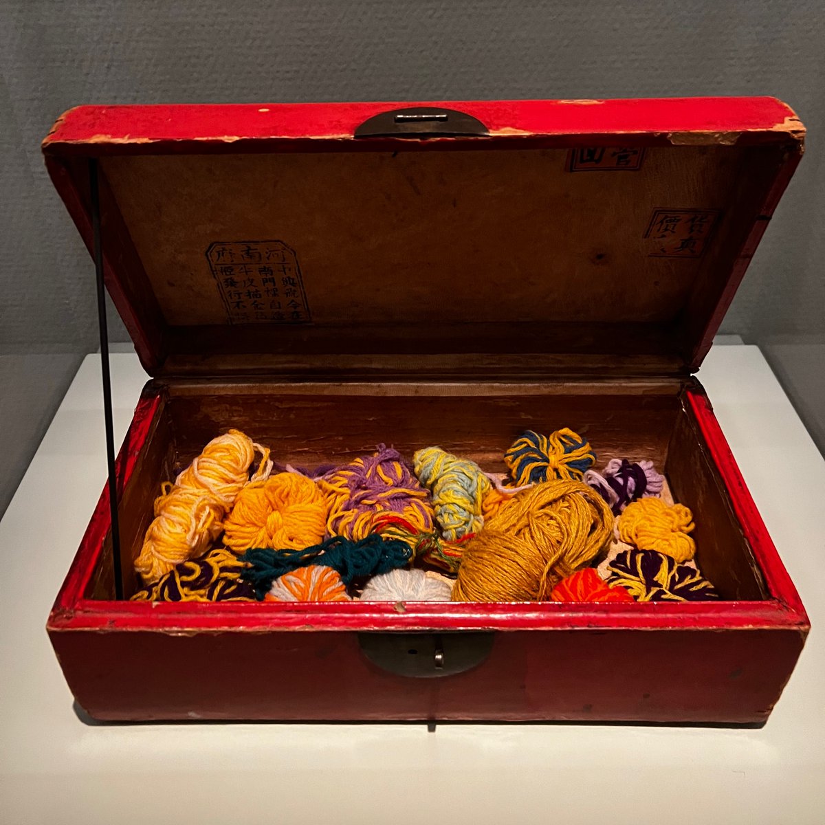 Vincent was keen to learn more about colours. He studied all kinds of books on colour theory, but also experimented through other ways. To study the effect of colour combinations, Van Gogh used balls of wool, like these. 🧶By doing so, he also saved precious paint.