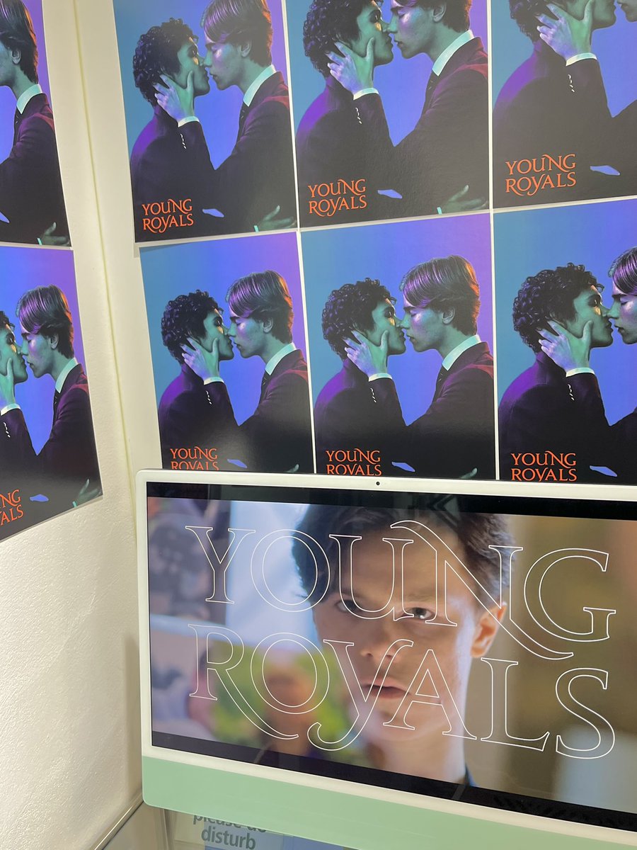 영로열스 카페 갓다왓어요..👑
영로는 브금맛집인거아시죠
카페에 영로 노래만 나오는데 정말..
제가슴이진정하지를않앗다네요
그리고 아구스트에 대한 저에마음을담은
머그컵까지!! 
이카페를 위해 넷플릭스가 시즌3 확정을
햇다는 이야기가..
#we_are_in_this_together
#waiting_for_season3