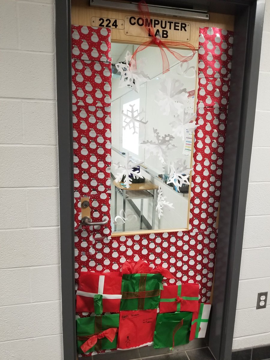 SABmathemaddict's tweet photo. ... soany Christmas doors! https://t.co/AC3AuAhABr