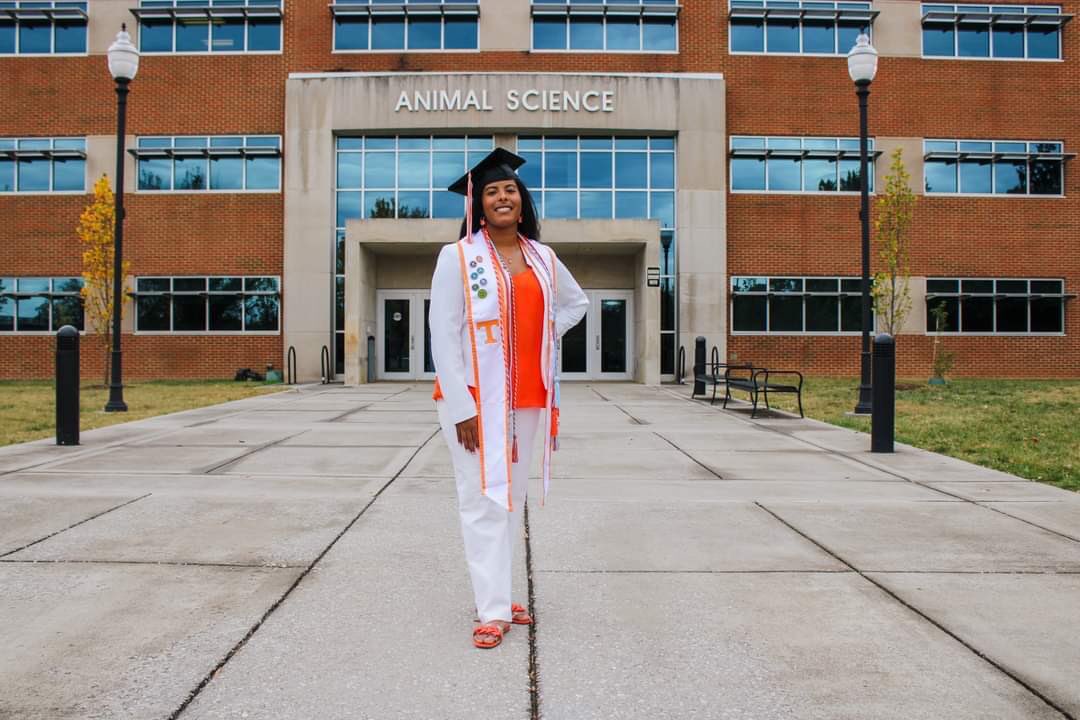 ricaannn_'s tweet photo. CONGRATULATIONS TO MY LOVELY TWIN WINDY SOTO👯♀️❣️ congratulations on graduating in 3.5 years and for authoring research in the animal science bio science field #UTGrad2022 #UTGRAD22 https://t.co/AzS81fqhJh